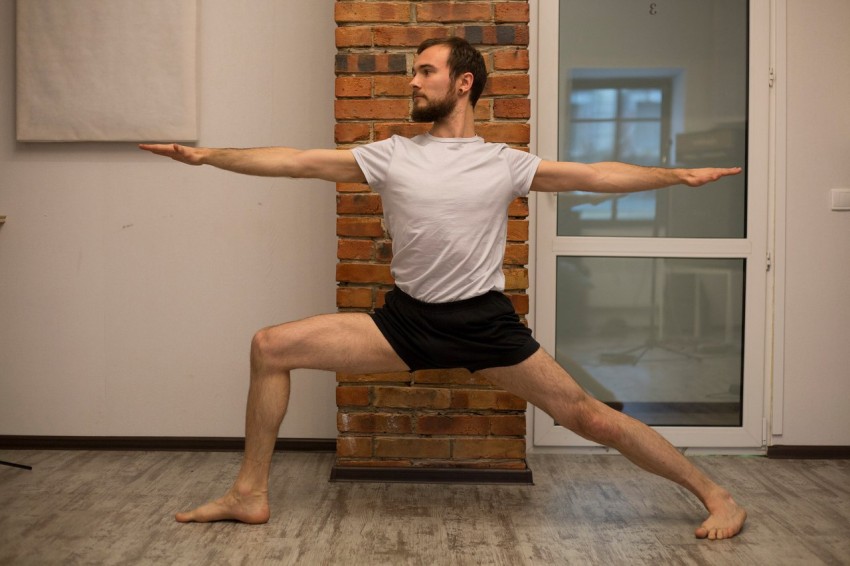 Упражнения йоги начинающих мужчин thumbnail