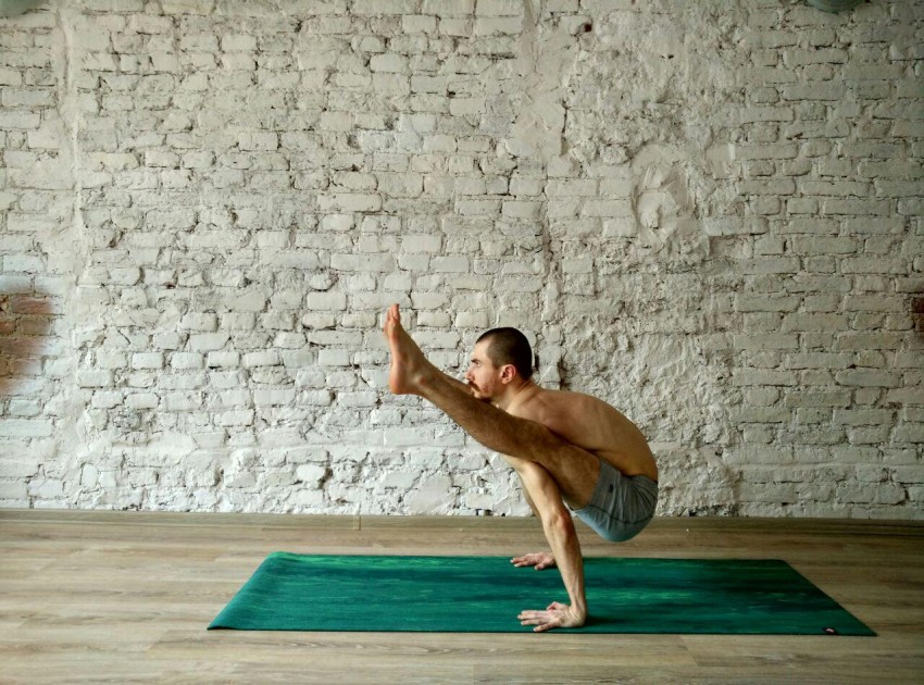 Йога для мужчин начинающих упражнения видео
