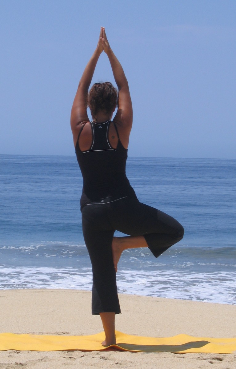 Йога стоя - советы по выбору упражнений, тренировки для начинающих и варианты укрепления здоровья