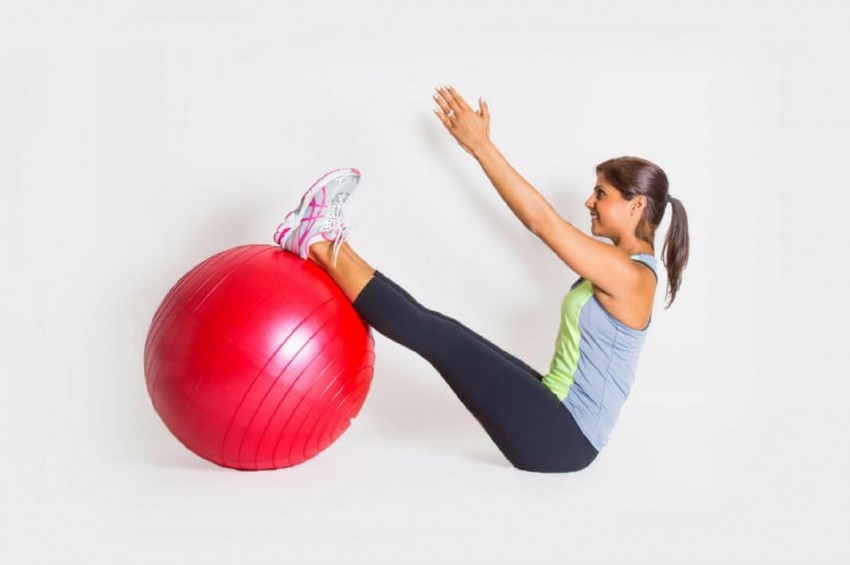 Йога на мяче - лучшие упражнения для похудения и современные асаны с применением фитбола (125 фото)