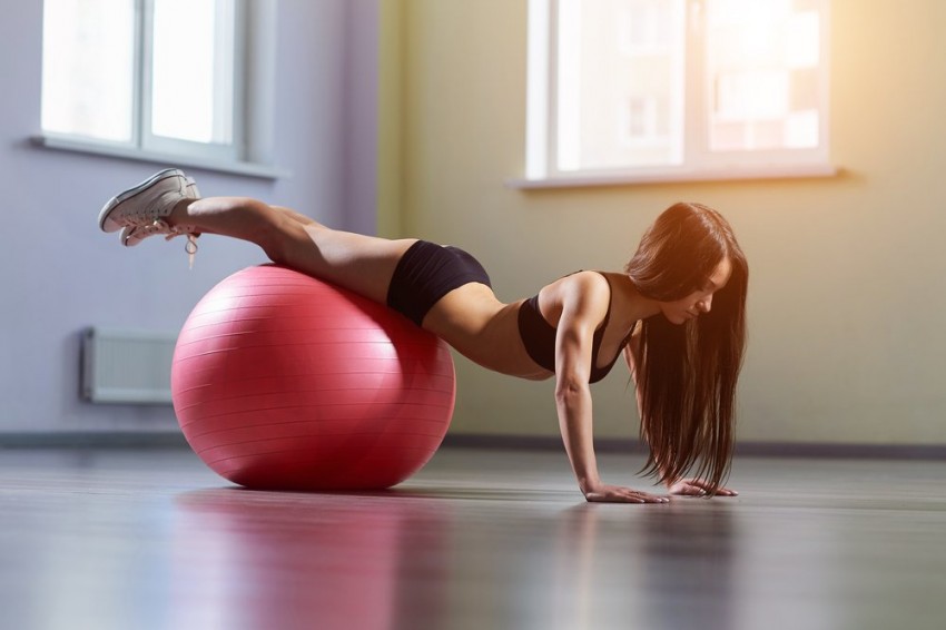 Йога на мяче - лучшие упражнения для похудения и современные асаны с применением фитбола (125 фото)