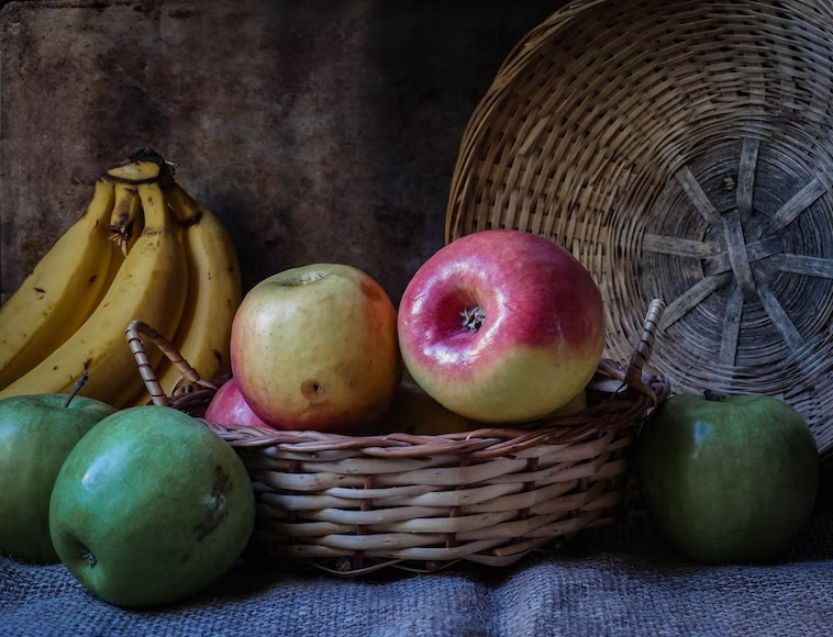 яблоки и бананы в корзине